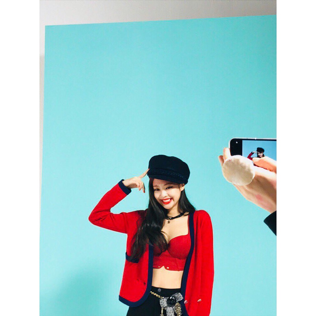 Jennie的笑容搭配這打扮難道不會太犯規嗎?
這系列照片po出沒多久立刻引起熱烈討論,網友也紛紛在底下留言...
