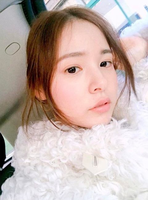 1.初戀透明感底妝
閔孝琳身為太陽的初戀女友實在當之無愧,她的底妝總是透出宛如baby般的透明感,想要跟她一樣畫出初戀感底妝,建議先用玫瑰粉色的飾底乳打底,可以讓肌膚呈現白皙、透明感,再用霧光氣墊粉餅輕拍全臉,在肌膚瑕疵的地方少量多次按壓遮瑕即可,這樣的底妝不會太厚重,又能讓肌膚看起來有好氣色。