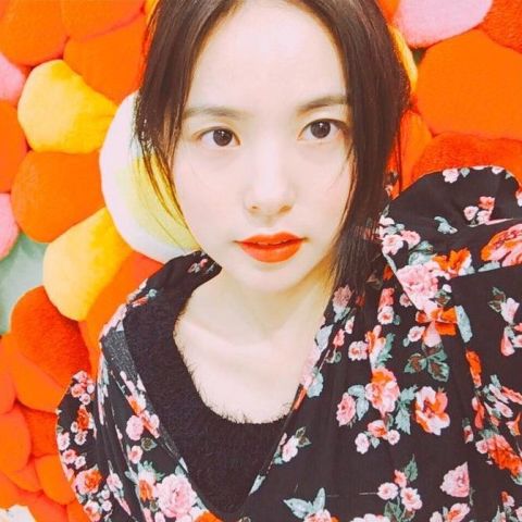 5.襯膚顯白橘紅唇
橘紅唇色無論是在夏天或是冬天都能做搭配,在夏天可以呈現陽光活力感,而在冬天使用就如暖陽般融化人心,如果還不敢嘗試偏橘唇色的Angels可以像閔孝琳一樣挑選橘紅色,不用擔心會讓肌膚顯黃,反而能更襯膚色,擺脫蠟黃暗沉肌,最重要的是那股逆齡的青春洋溢感,男人看到了都彷彿回到18歲純純的愛戀!