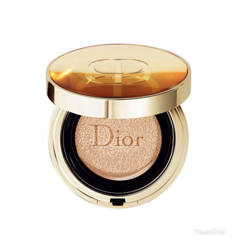 COSMO ANGEL推薦:DIOR迪奧 精萃再生花蜜氣墊粉餅,15G,NT.3,300元
創新雙重妝效粒子:高密度色彩粒子結合玫瑰光彩粒子,調合粉嫩玫瑰色,高度遮瑕的同時,中和暗沉蠟黃的膚色,打造猶如玫瑰花瓣般的粉嫩柔霧光澤;添加頂級脂質複合物,帶給肌膚瞬效潤澤的愉悅感受,乳霜般絲滑質地潤澤舒適,能立即貼合肌膚,完美遮瑕、校正膚色,卻不顯厚重,只留下絲絨般滑嫩膚觸。