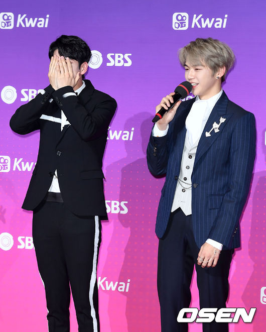 兩人也被問到有想出演的節目嗎?邕聖祐則回答「想出演《Radio Star》」,由於《Radio Star》是MBC的節目讓主持人當時有些傻住不過也發揮專業精神替邕聖祐解危...