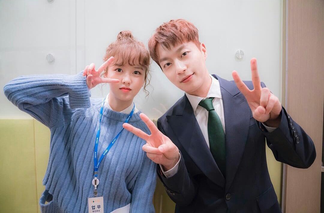 《Radio Romance》講述一位沒有劇本就什麼都做不來的頂級明星池志浩,和邀請其成為DJ的一位除了寫作之外任何事都非常擅長的電台編劇宋可琳在絕不按照台本進行的直播電台節目中發生的浪漫故事...