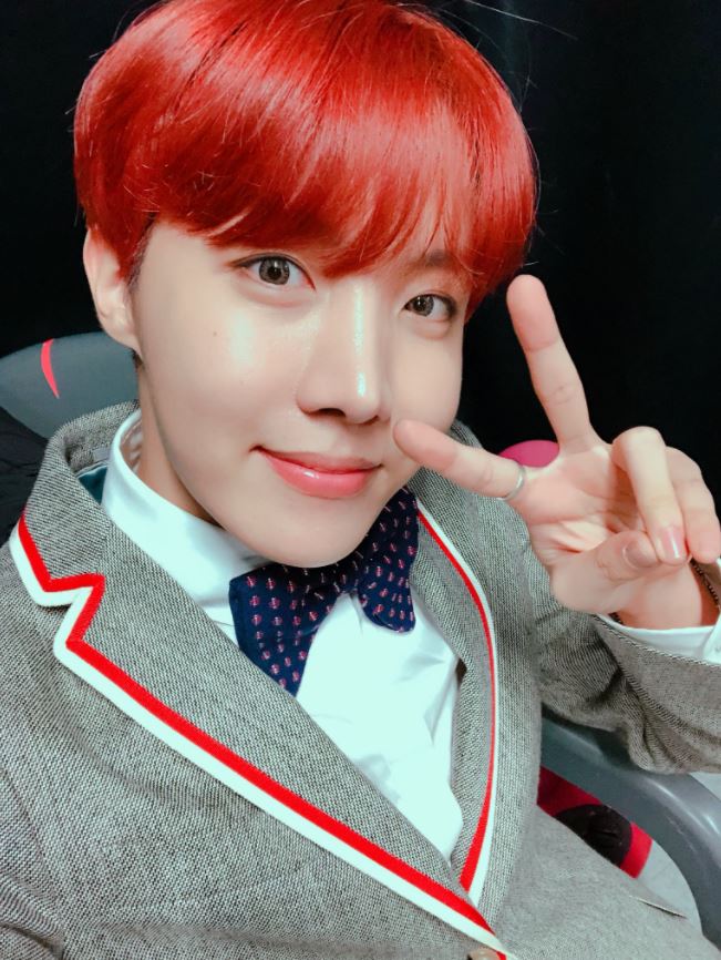 *J-hope
防彈裡最會保養的就是厚比了,是少數的男生中保養還分早晚的認真男子,因為皮膚容易出油跟長痘痘,也擔心簽名會時沒讓粉絲看到最完美的樣子