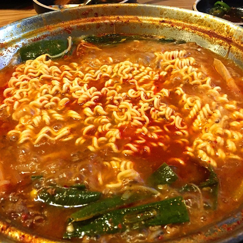 肉吃完再加一份拉麵,拉麵吸滿湯汁可不是市面上拉麵味道能相比的!小編曾經在大邱排隊吃過牛腸湯,這家店不用排隊味道幾乎是一樣的!在新沙逛街不妨來這裡吃午餐~