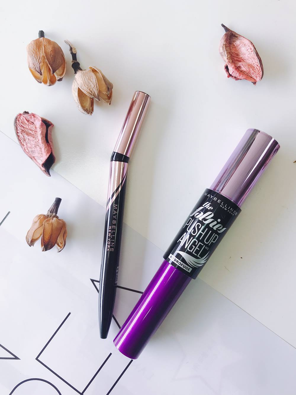 眼線筆居然被折彎了?MAYBELLINE新推出的美型角度隱形眼線液筆也太酷了吧,用人體工學設計出彎曲15度角,連挺飛翹纖長防水睫毛膏的梳子刷頭,感覺都是為了而新手設計~