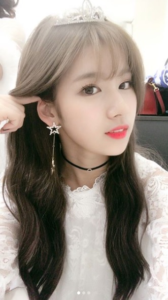 ♦SANA
Sana給人感覺比較可愛、公主的感覺,想當然就是配著一頭公主大卷和空氣瀏海啦!髮色屬於偏霧的咖啡色,看起來很有質感呢!這是一款怎麼樣都不會失誤又好駕馭的造型,女孩們不妨可以試試看喔!