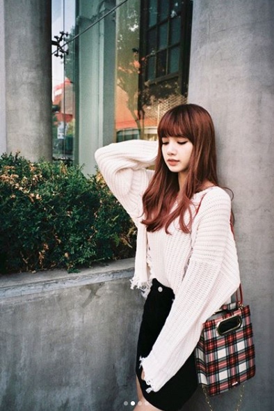 ♦Lisa
Lisa的造型從出道以來並沒有太大的差別,只要秉持著「齊瀏海」+「紅棕色」髮色,Lisa的髮型基本上難不倒你啦~