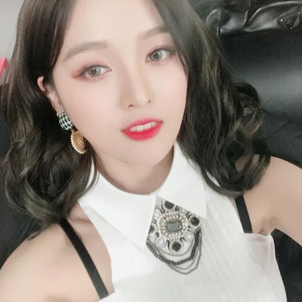 ♦宣儀
宣儀利用亞麻綠的配色,配上大捲髮,整體造型看起來既性感又可愛,也是一款怎麼樣都不容易失手的造型。亞麻綠也是不少網美的最愛喔!