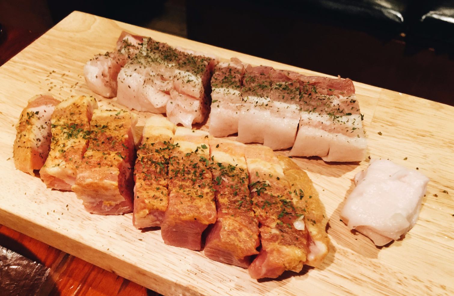 原味和咖哩五花肉。一份是13000元韓幣,照片中的一排就是一份,看起來好像有點少吼?不用擔心,實際上烤出來之後會吃得很撐,因為肉很厚,不是薄薄的那種喔~