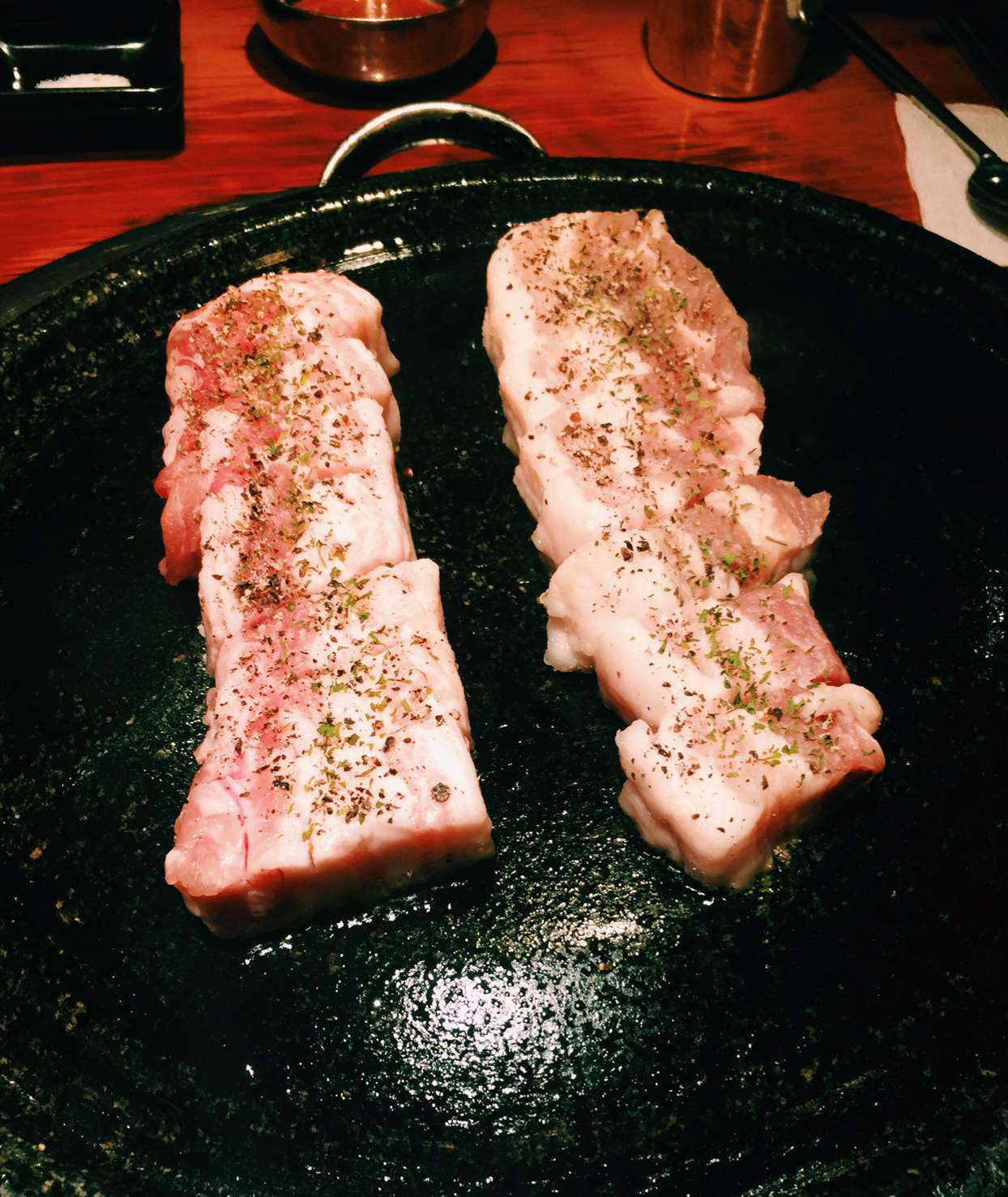 一開始店員會先用肥油熱鍋,然後把肉一塊一塊擺好,是的!這間店是由店員來負責烤肉,客人只需要在旁邊拍照就可以了,這裡立刻加10分!完全討不會烤肉的小編歡心啊!