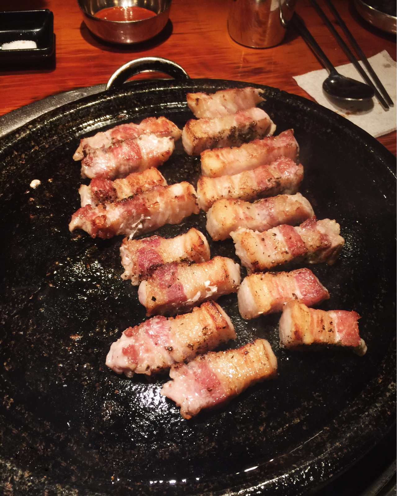 烤完之後店員會交代客人要再等個一分鐘左右再吃。這間的五花肉很厚,加上店員們都很會烤,把肉烤得軟硬適中,肉有點油但也被烤得酥酥的,鹹度也很剛好很下飯,所以有些客人也會另外點白飯來配