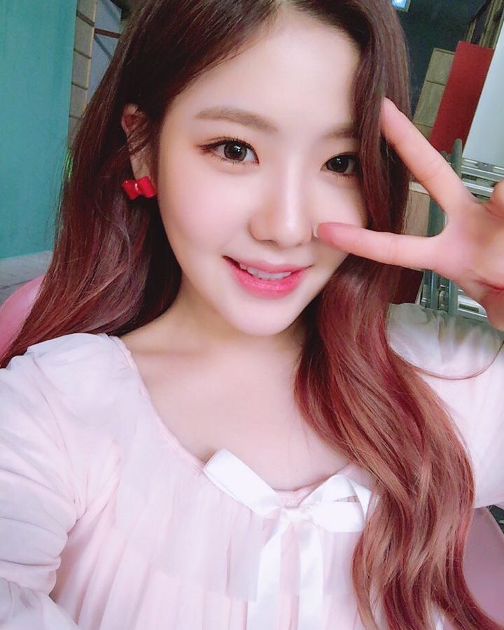 沒想到在gu9udan出道一年多後,HYEYEON的身材卻發生了急遽的變化!
HYEYEON不只身材瘦了一大圈之外,招牌的嬰兒肥也都消失了,讓多網友因此感到很驚艷,也紛紛留言大讚HYEYEON瘦身後很美!