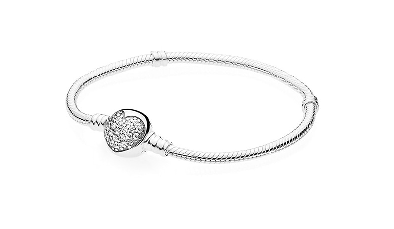 首先要介紹的就是這款經典不敗的Moments Silver Brancelet With Sparkling Heart Clasp手鏈,蛇型鍊條,還有一顆滿鑽的愛心,配戴起來簡單卻不失甜美,適合各種風格女孩。