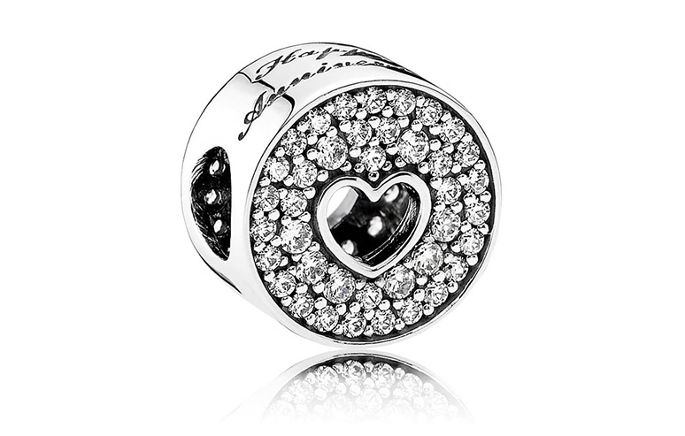 而這款Anniversary Celebration Charm,女神覺得超適合男生送給女朋友做新年禮物,或者接下來的情人節禮物。(女孩們可以提前Tag男友了XDD),戴上Anniversary Celebration Charm紀念你們最重要的時刻,鏤空的愛心,在閃石的環繞下,證見更永恆的愛情。