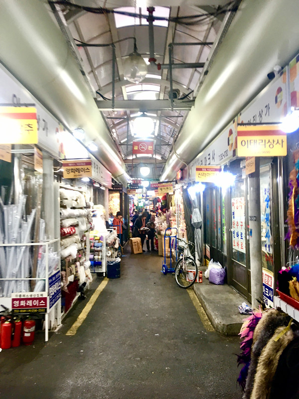 雖然不是有什麼特別花樣的食物,簡單卻很美味啊!吃飽喝足還可以走走逛逛,西門市場從食物到生活用品一應俱全,說不定可以挖到寶喔!(還有整條街都是改衣服的呢)