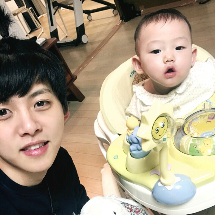 但說到年紀輕輕就結婚的偶像也不只有FTisland崔敏煥一人,過去在男子組合U-KISS中人氣相當高的忙內東澔,也是退出組合後沒多久就宣布和比自己大一歲的圈外女友結婚,婚後也愈有一子過著相當幸福的生活!