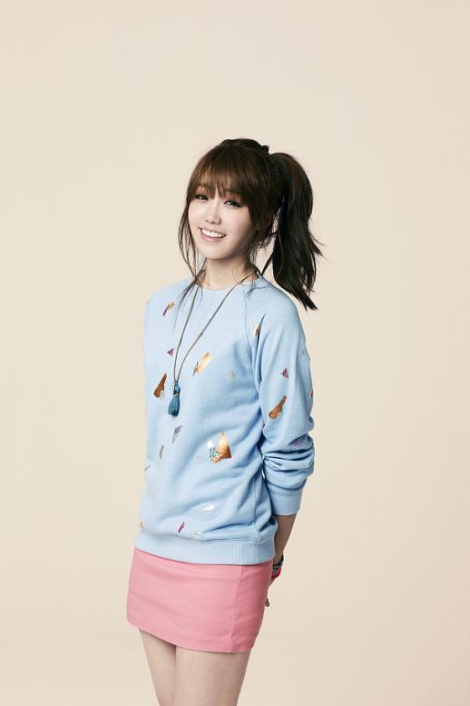 恩地剛滿19歲這年APink以《MY MY》獲得出道以來第一個第一位,這時候的恩地留著厚厚的妹妹頭,果然符合青春的女高中生年紀啊!