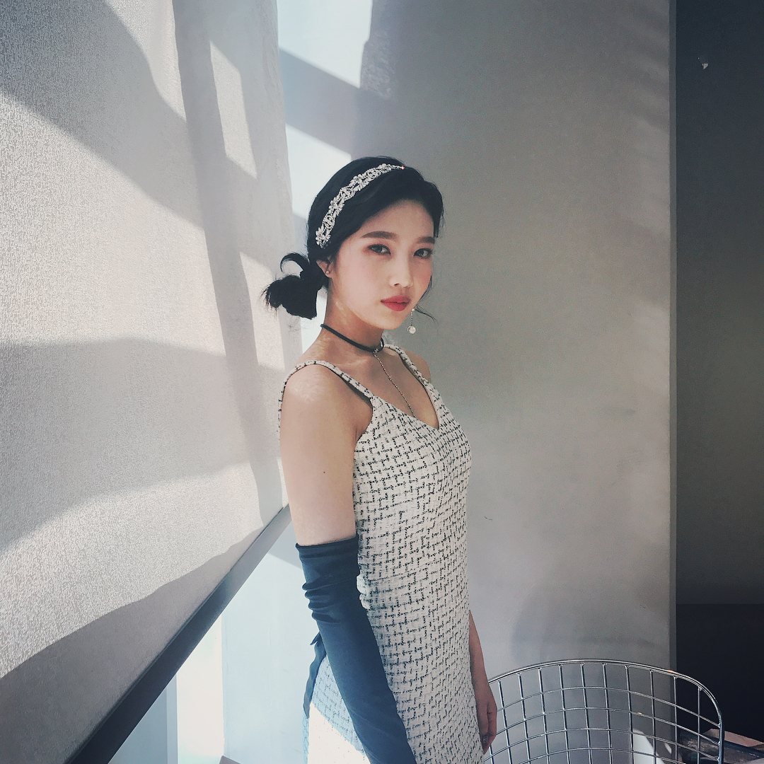 *Joy 1996年出生
瘦身有成的Joy在穿著上越來越成熟性感,最近的Peek-A-Boo回歸也把頭髮染成了深黑色,偶爾會接上長假髮!
