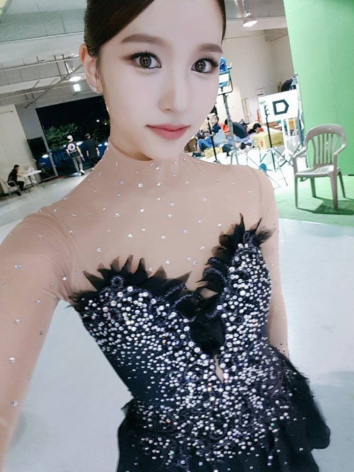 去年在女子韻律體操帶來精采表現的MINA,今年則選擇不參賽由於TWICE行程太過忙碌的關係,消息一出也讓粉絲們大嘆好可惜(哭),短時間內不能再次看到黑天鵝的美妙的舞姿了...