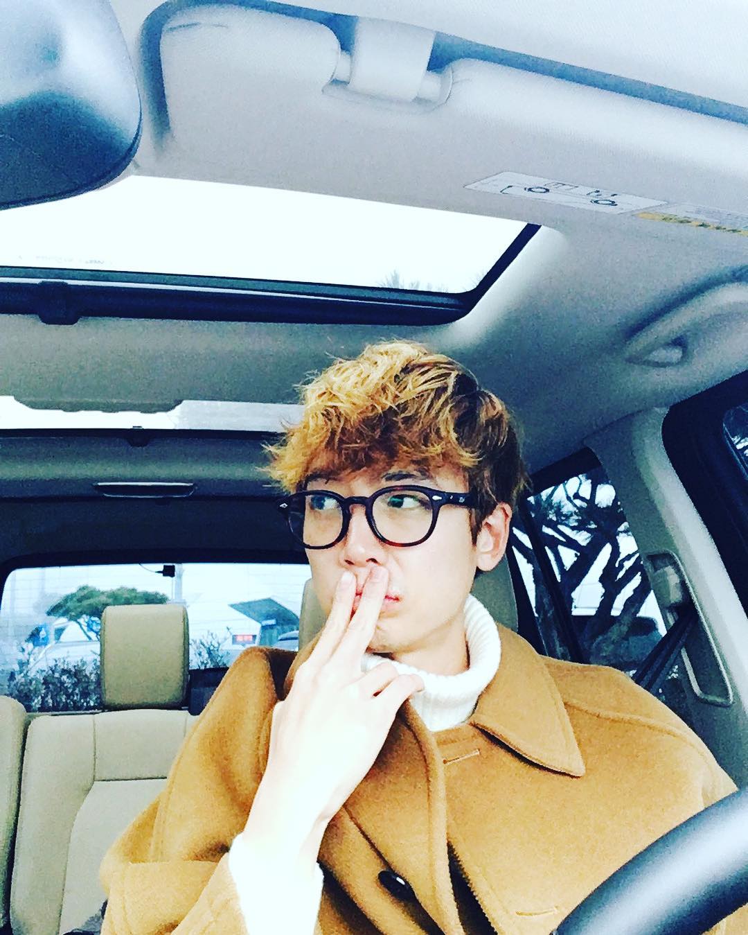 在教會認識的兩年,今年公開戀愛邁入第6年依舊閃翻眾人,先前曾被問交往5年依舊熱戀ing的秘訣是什麼?鄭敬淏只簡單回答「沒有愛的話應該辦不到吧」