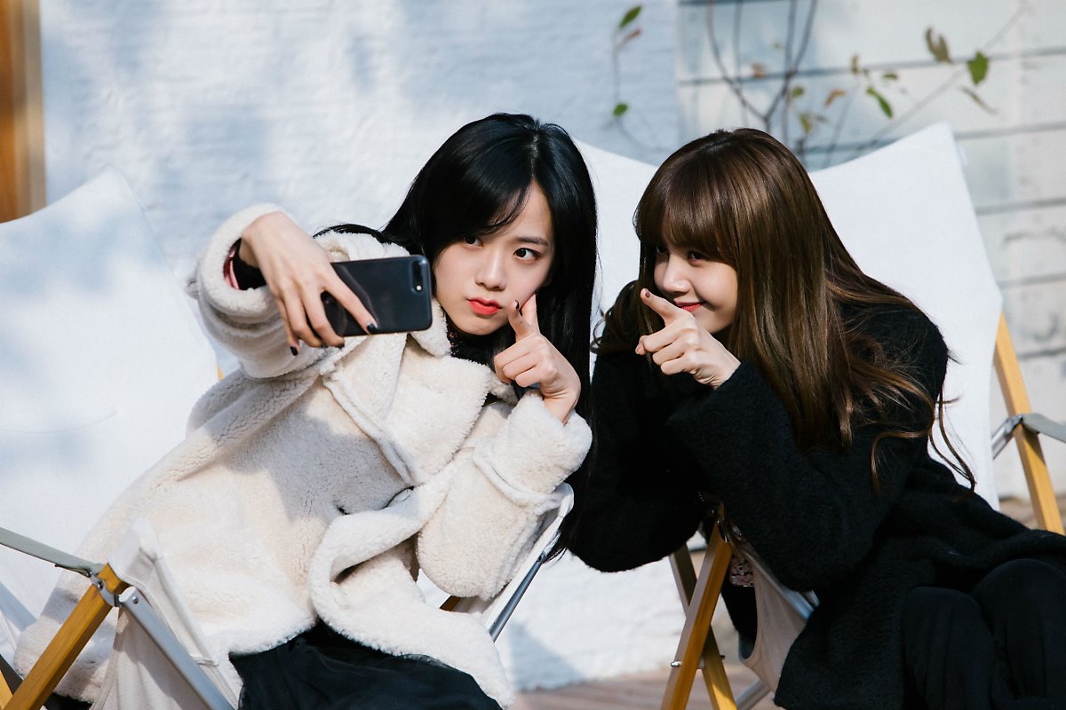 作為YG事隔多年再度推出的女子團體,BLACKPINK可說是在各項資源都贏過出道多年的女團,像是超高級的宿舍一人一間房間之外,老楊甚至還推出屬於BLACKPINK的團綜!!!
