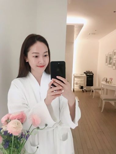 素顏根本沒有差的Jessica其實當初也是背負了不少整形傳聞啊~只是在看到西卡的素顏(還有妹krystal)之後,就沒有人敢再說什麼了XDDD因為素顏真的就跟化妝一樣,甚至還多了一點清新感,無疑就是素顏美人啊~