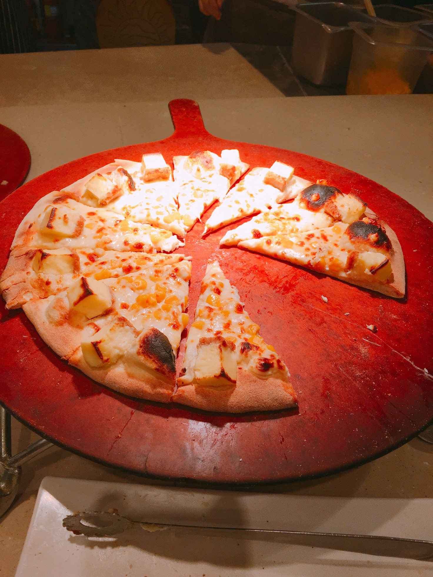 另一種則是小編超推的Cheese cake pizza,每塊披薩上面都會有一小塊Cheese cake,跟披薩結合是不是太神奇了呢!新奇的味道絕對讓你一吃再吃!