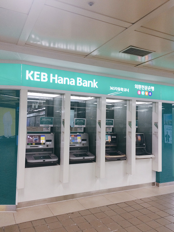 韓國主要的銀行基本每一間都有提供海外提款服務,當中小編就大推Hana Bank,因為Hana Bank每次的提款額高達100萬韓元,不像其他銀行每次的提款額只有10至20萬韓元。