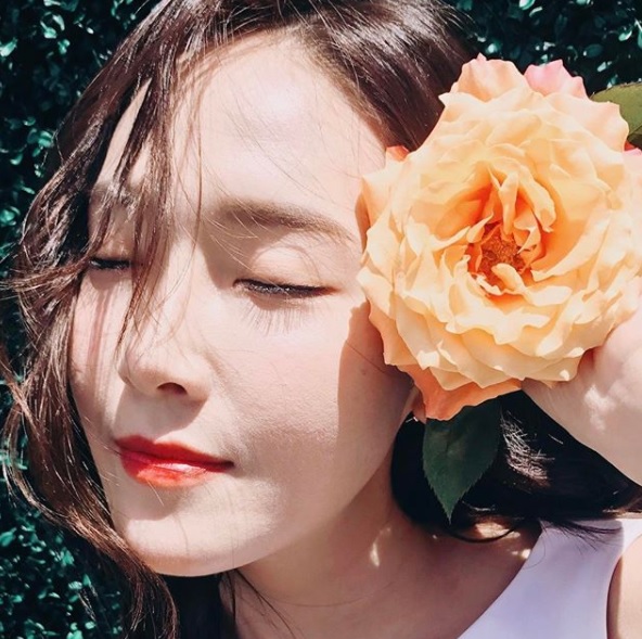Jessica平時清潔過後會利用化妝水濕敷約1分鐘的時間,讓肌膚吸收更多水分,接著會利用水掌將精華液溫熱後按壓臉部。最後再使用保濕乳液鎖住水分,這樣就完成啦!