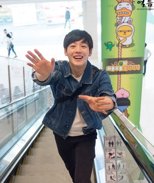 而據悉對方是和雅凜一樣25歲的新人演員李勝載(이승재),雖然雅凜上週被淘汰,但是身旁有人陪她面對一切,也讓不少粉絲終於放了心!