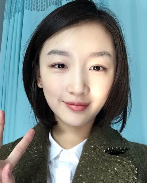 偽素眉重點 2:清淡自然的眉頭
有90後演技派四小花旦之一之稱的呆萌精靈周冬雨,在社群網站上分享的照片多是脂粉未施的素顏照,即使是化妝的時候也維持了她一慣給人的簡單、清新的印象,尤其她屬於眉毛濃密的類型,因此她會保持眉頭清淡自然,以及眉尾的流暢線條,用眉粉輕輕掃過眉頭即可,並主要集中在眉毛後半部分較淺的地方補色,符合她年紀的小清新妝感就完成啦~