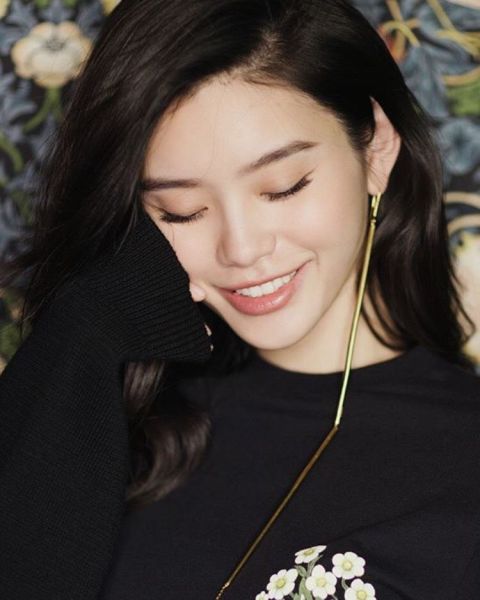 偽素眉重點 3:根根分明的毛流感
維秘亞洲超模之一的白皙美人奚夢瑤,有著國際名模的氣勢,但私底下其實是非常追求自然的,工作之餘現身幾乎都是超淡妝。基本上她也是順著自己的眉型,不營造刻板的輪廓,她更重視的是眉毛根根分明的毛流感,一定會依照本身眉毛生長的方向做加強填補,看起來自然卻更加有神!