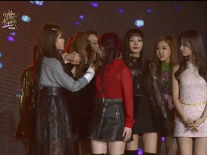 而IU得獎感言結束後,演唱最後安可舞台時,與SHINee同公司的Red Velvet 成員Yeri被鏡頭捕捉到哭泣的畫面,而站在Yeri身旁的姐姐們紛紛圍住並安慰她。希望Yeri 也能在好同事們的安慰下,心情有逐漸好轉啊!