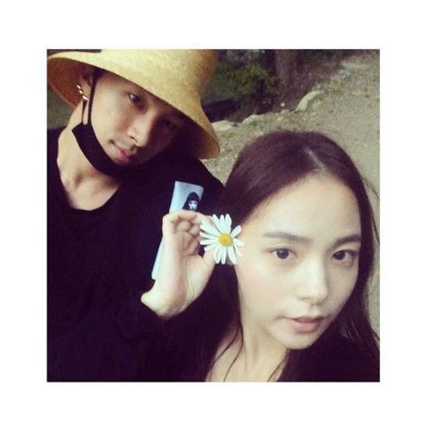 BigBang成員太陽上周在個人IG上正式宣布和女友閔孝琳的婚訊,更甜蜜地寫下:「無論是艱苦還是美好的時光,她都一直相信著我,我期待能和她一起度過美好的未來生活。」並PO出和未婚妻的甜蜜合照,身旁素顏的閔孝琳全身散發出清新自然的女神範~