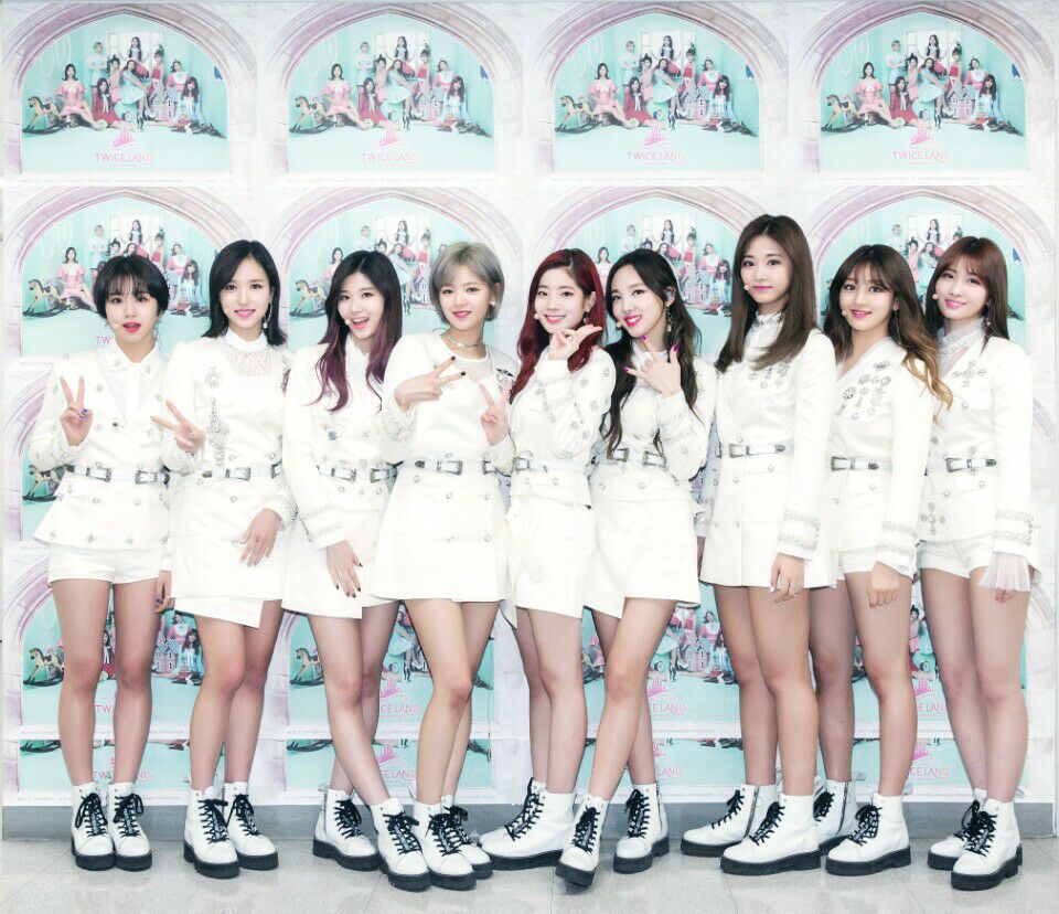 TWICE裡面的「最長身」絕對是地位屹立不搖的存在XDDD,身高跟在隊裡的順序一樣都是Top級,子瑜雖然對外號稱是過去在實境節目裡量過的169,但在粉絲心裡子瑜超過170公分好像已經是公開的秘密了XDDD