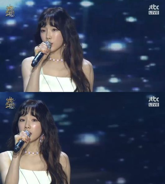 而坐在台下的太妍聽到李夏怡的演唱,更是頻頻拭淚。太妍替少女時代跟自己拿下2座本賞獎盃,講述得獎感言時可以聽到她的聲音還有點鼻音,之後演唱《Fine》高音部分時,感覺到她非常賣力地演唱。
