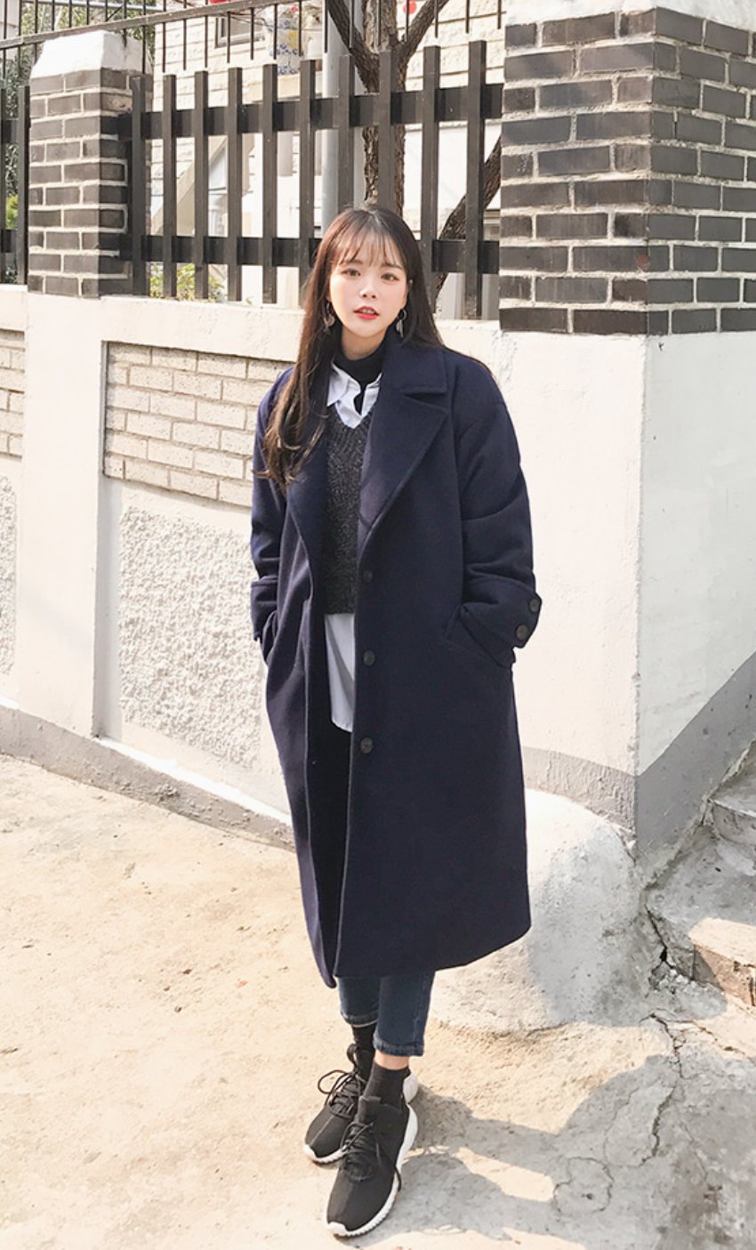 △長版大衣
不管是什麼身高的女孩都應該要有一件長版大衣,但要注意剪裁是否應挺,看起來才能修身。這種穿搭就是直接把你的身材缺點全遮住,裡面要是配上一件直筒褲更好喔!