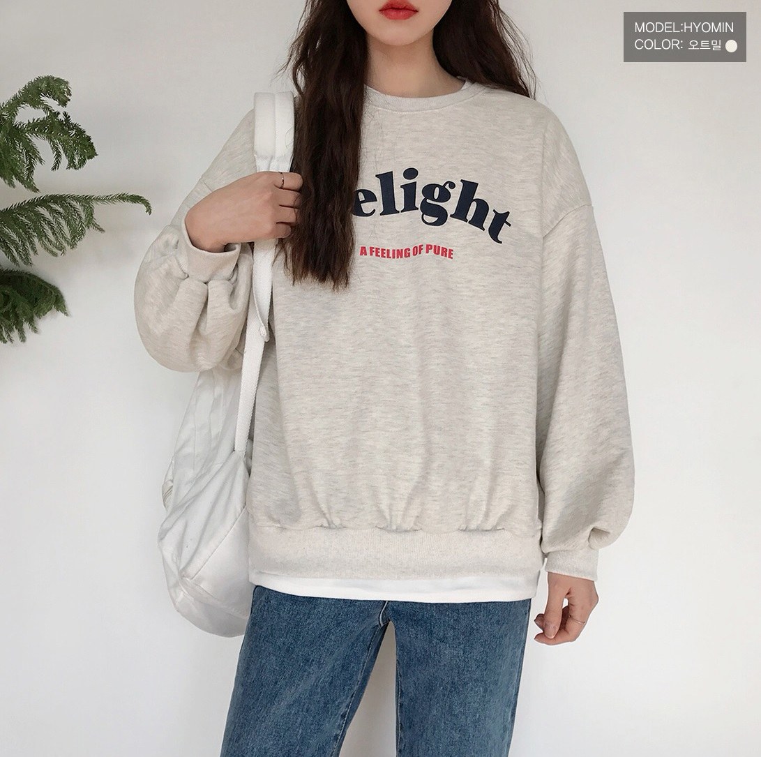 △寬鬆大學T
大學T雖然顯瘦,但是有時候很不適合肩膀較寬的女孩喔~若是選擇落肩款,一定要注意肩線的位置是不是會讓自己顯胖,不然明明很瘦的大學T反而被穿胖那可是得不償失啊!