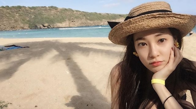 G-Dragon權志龍的女人這個位置,據傳就是傳緋聞許久的前After School成員李珠妍,兩人一起去旅行被拍到同框畫面,讓火熱戀情眼看就有可能包不住了,而一向愛好厭世的G-Dragon權志龍,從前緋聞女友日本模特小松菜奈、水原希子全都有一張極度厭世的臉,但這次新緋聞女友李珠妍卻一改常態,以清新溫暖的特質抓住男人中的男神G-Dragon權志龍的心,快來看李珠妍讓人融化的5個特質~