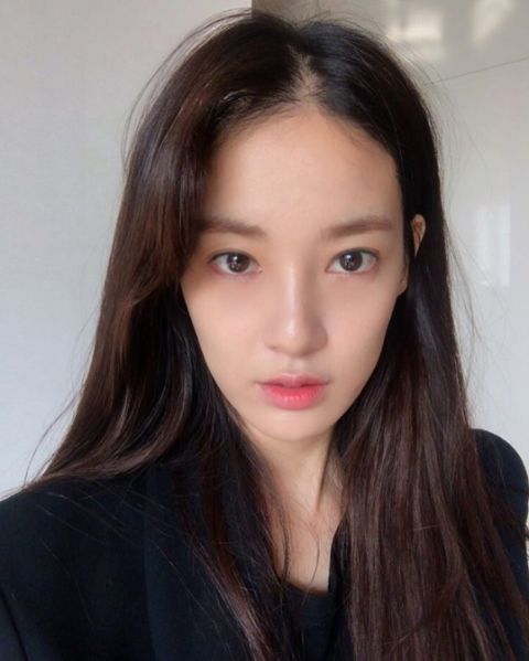 李珠妍的融化特質1:水嫩透光的健康肌
不得不說李珠妍的妝感,絕對可排的上偽素顏中數一數二厲害的,她不同於之前G-Dragon權志龍的緋聞女友們的蒼白感,而是會讓男人不經意中就產生好感的水嫩透光肌,母胎美肌的健康感,會讓男人覺得很舒服,建議挑選適合自己膚色的微光感粉底液,以少量多次的方式,利用美妝蛋輕彈按壓上薄薄的妝,再根據小瑕疵處加強遮瑕即可,重點在調整肌膚色調,讓其散發出自然的水嫩光感即可