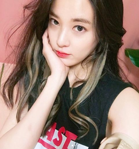 李珠妍的融化特質2:自然毛流的原色眉
身為G-Dragon權志龍的女人,就是要美的渾然天成,粗又刻意的平眉當然OUT,妳可以觀察到李珠妍的眉毛幾乎都是根根分明的自然毛流的原色眉,不刻意漂色染眉,而是製造出眉毛的蓬鬆毛流感,建議妳可以先用與眉毛相近顏色的眉粉,補眉毛間的空隙,再以透明的眉膠,刷出眉頭及眉毛的立體感,就能打造出李珠妍般的蓬鬆眉