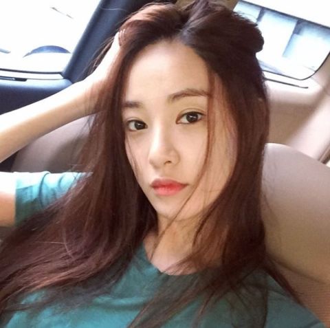 李珠妍的融化特質3:純潔清新的少女眼
性感冶豔的女人G-Dragon權志龍一定看多了,像李珠妍般的少女特質,才能出奇制勝,眼妝就是最能展現清純少女感的關鍵,私下李珠妍的眼妝幾乎自然到像沒上妝,先用遮瑕膏遮住黑眼圈及眼周的瑕疵,接著以指腹沾取含有細緻光感的裸膚色眼影,大面積的上在眼皮,接著畫上可讓眼睛有神的內眼線,上睫毛自然地刷出根根分明感即可,重點在濃密的下睫毛,能讓眼睛放大並增加水汪汪的溫柔感