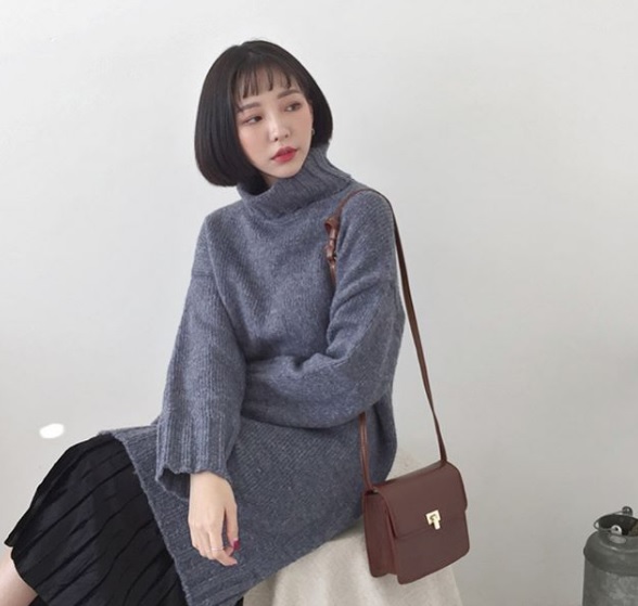 圓臉X厚瀏海、短瀏海
圓臉的女孩為了不要增加臉的面積(?)其實有瀏海是很好的事情,但是像是厚瀏海反而會讓你的臉部線條看起來一樣圓。而短瀏海則是因為瀏海面積較小,露出來的地方較多,會讓人覺得你的臉變大囉!