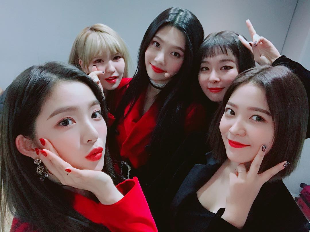 2位 : Red Velvet
雖然音樂走的並非大眾歌曲.但以獨特形像成功抓牢粉的心,也令網友們都很期待下一次會帶來什麼樣的音樂~