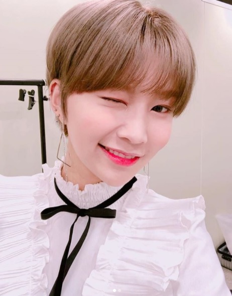 ◊MOMOLAND 慧彬
只能說最近女團大家都愛小男孩頭啊!慧彬也是一樣選擇了淺髮色的小男孩短髮,瀏海則是選擇較有長度且有弧度設計的空氣瀏海,製造出頭頂蓬度之後,臉看起來更小啦!