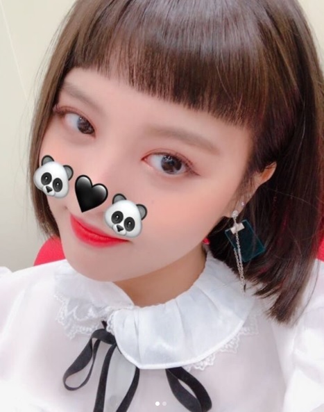 ◊MOMOLAND 娥仁
娥仁選擇齊平的髮尾和齊平的短瀏海,將視覺重點放在五官上,讓人一看就難以忘記~這種短瀏海配上短髮的造型也是最近非常紅的啊~看來2018年不剪一個不行啦XD