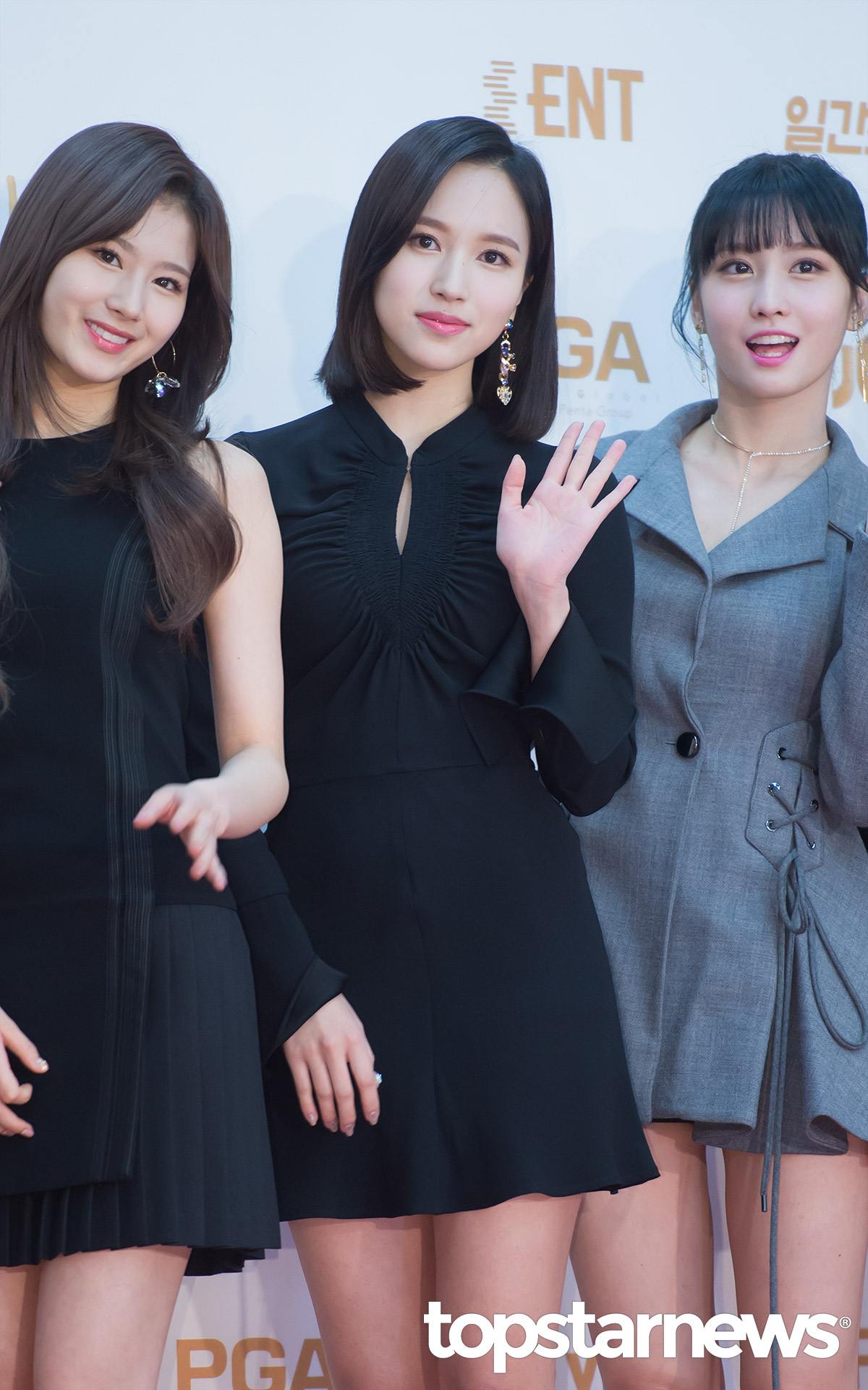 ◊TWICE Mina
Mina的長度雖然沒有非常短,但在肩上的位置是不少女生可以首先嘗試的短髮長度,不僅可以修飾肉肉的臉蛋,也能打造一直以來都很熱門的睡不醒頭,整體氣質感大加分!