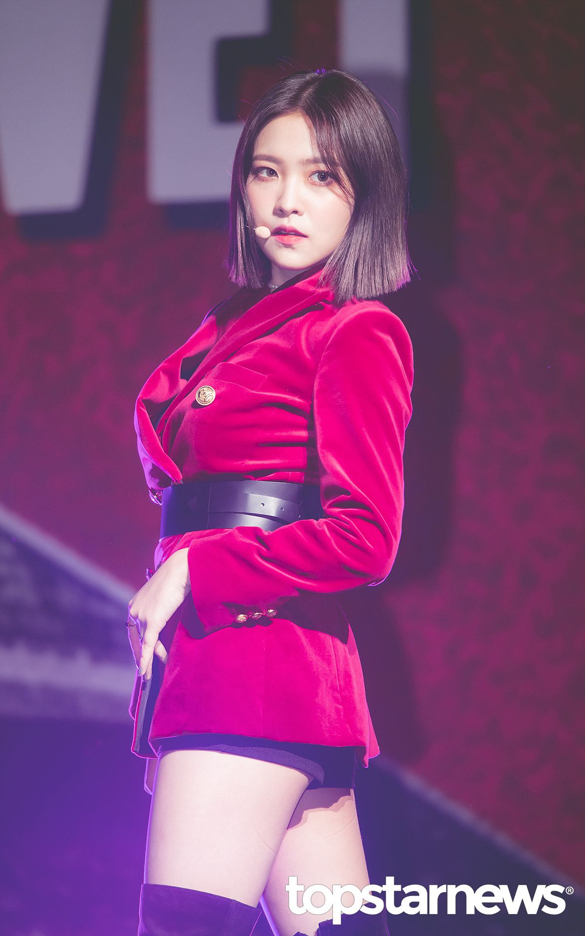 ◊Red Velvet Yeri
Yeri利用前常後短的齊短髮現身,這是一款非常吃顏值的造型,但是Yeri卻駕馭的非常好!這款造型雖然能夠修飾臉型,讓臉看起來更瘦,但是因為比較特殊,所以較難駕馭喔!