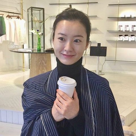 女神保養2:每天按摩淋巴促進代謝紅潤氣色
鄭有美的保養習慣是定期到spa中心做排毒的美容按摩,除此之外自己在家時也不偷懶馬虎,每天在保養肌膚時順便藉保養品的精華在佈滿淋巴的地方像是鎖骨、耳下、頸部等部位按摩疏通以促進代謝,不但能幫助身體排毒達到瘦身小臉的效果,更可以增加氣色的紅潤感!