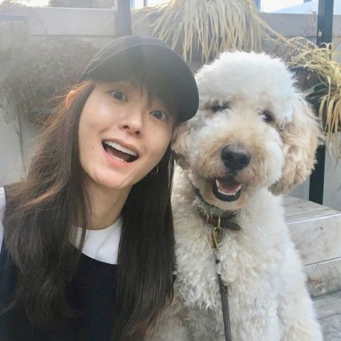 女神保養4:使用棉花棒輕柔卸除殘妝不過度拉扯肌膚
卸妝絕對是每個女孩都知道的基本常識,但是很多人可能會用手或者是卸妝棉粗魯地在臉上摩擦,不但有可能卸不乾淨留下殘妝,長久下來更會產生不可逆的細紋讓肌膚看起來老得更快,因此鄭有美會在手法輕柔的卸完妝以後,再以棉花棒重點卸除殘妝,尤其是針對脆弱的眼周肌膚更是要小心的對待!